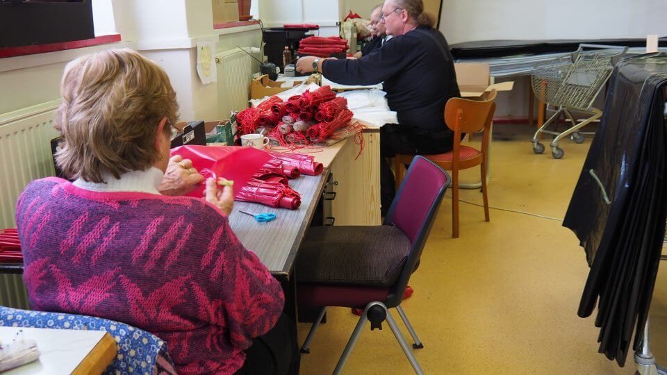 Místo balíčků pro školáky šijí handicapovaní v Ledči pytle pro nebožtíky. Poptávka je obrovská